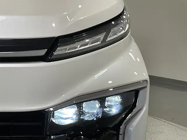トヨタ ヴォクシー S－Z 愛知県 2022(令4)年 3.2万km ホワイトパールクリスタルシャイン 純正１０．５インチディスプレイオーディオＰｌｕｓ　/(AM/FM/フルセグTV/USB/HDMI/CarPlay/Miracast/Bluetooth)/純正フリップダウンモニター　/快適利便パッケージHigh　/　　-ハンズフリー両側パワースライドドア/　　-パワーバックドア/　　-ナノイーX/　　-ステアリングヒーター/　　-キャプテンシート＋オットマン/アドバンスドライブ　/トヨタセーフティセンス　/　　-プリクラッシュセーフティ/　　-レーントレーニングアシスト＋レーンディパーチャーアラート/　　-レーダークルーズコントロール/　　-オートマチックハイビーム/　　-ロードサインアシスト/　　-発進遅れ告知機能/ブラインドスポットモニター/ドライブレコーダー　/ビルトインＥＴＣ２．０/バックカメラ/LEDヘッドライト/LEDフォグランプ