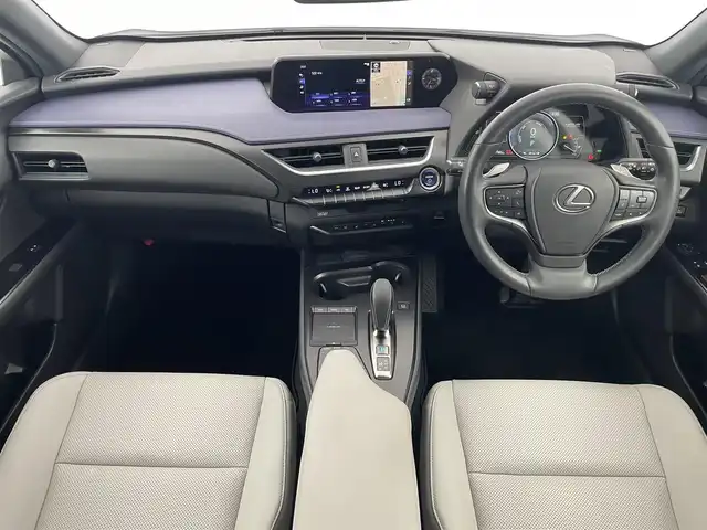 レクサス ＵＸ 300e バージョンC 愛知県 2021(令3)年 1.2万km ソニッククォーツ レクサスセーフティセンス/　　・プリクラッシュセーフティ/　　・レーントレーシングアシスト/　　・レーンディバーチャーアラート/　　・レーダークルーズコントロール/　　・オートマチックハイビーム/　　・ロードサインアシスト/パノラミックビューモニター/ブラインドスポットモニター/純正12.3インチナビ/　　・CD/DVD/BT/フルセグ/マークレビンソンプレミアムサラウンド/ドライブレコーダー/ビルトインETC2.0/革巻きステアリング/ステアリングリモコン/パドルシフト/ステアリングヒーター/パワーシート（前席）/シートヒーター（全席）/ベンチレーション（前席）/AC100V/パワーバックドア/純正LEDヘッドライト/フォグランプ/純正18インチアルミホイール/充電ケーブル有
