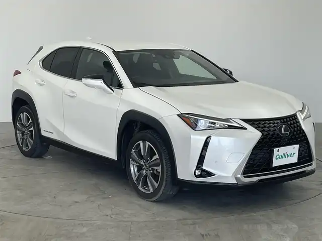 レクサス ＵＸ 300e バージョンC 愛知県 2021(令3)年 1.2万km ソニッククォーツ レクサスセーフティセンス/　　・プリクラッシュセーフティ/　　・レーントレーシングアシスト/　　・レーンディバーチャーアラート/　　・レーダークルーズコントロール/　　・オートマチックハイビーム/　　・ロードサインアシスト/パノラミックビューモニター/ブラインドスポットモニター/純正12.3インチナビ/　　・CD/DVD/BT/フルセグ/マークレビンソンプレミアムサラウンド/ドライブレコーダー/ビルトインETC2.0/革巻きステアリング/ステアリングリモコン/パドルシフト/ステアリングヒーター/パワーシート（前席）/シートヒーター（全席）/ベンチレーション（前席）/AC100V/パワーバックドア/純正LEDヘッドライト/フォグランプ/純正18インチアルミホイール/充電ケーブル有