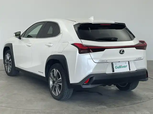 レクサス ＵＸ 300e バージョンC 愛知県 2021(令3)年 1.2万km ソニッククォーツ レクサスセーフティセンス/　　・プリクラッシュセーフティ/　　・レーントレーシングアシスト/　　・レーンディバーチャーアラート/　　・レーダークルーズコントロール/　　・オートマチックハイビーム/　　・ロードサインアシスト/パノラミックビューモニター/ブラインドスポットモニター/純正12.3インチナビ/　　・CD/DVD/BT/フルセグ/マークレビンソンプレミアムサラウンド/ドライブレコーダー/ビルトインETC2.0/革巻きステアリング/ステアリングリモコン/パドルシフト/ステアリングヒーター/パワーシート（前席）/シートヒーター（全席）/ベンチレーション（前席）/AC100V/パワーバックドア/純正LEDヘッドライト/フォグランプ/純正18インチアルミホイール/充電ケーブル有