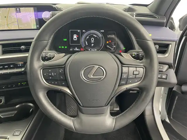 レクサス ＵＸ 300e バージョンC 愛知県 2021(令3)年 1.2万km ソニッククォーツ レクサスセーフティセンス/　　・プリクラッシュセーフティ/　　・レーントレーシングアシスト/　　・レーンディバーチャーアラート/　　・レーダークルーズコントロール/　　・オートマチックハイビーム/　　・ロードサインアシスト/パノラミックビューモニター/ブラインドスポットモニター/純正12.3インチナビ/　　・CD/DVD/BT/フルセグ/マークレビンソンプレミアムサラウンド/ドライブレコーダー/ビルトインETC2.0/革巻きステアリング/ステアリングリモコン/パドルシフト/ステアリングヒーター/パワーシート（前席）/シートヒーター（全席）/ベンチレーション（前席）/AC100V/パワーバックドア/純正LEDヘッドライト/フォグランプ/純正18インチアルミホイール/充電ケーブル有