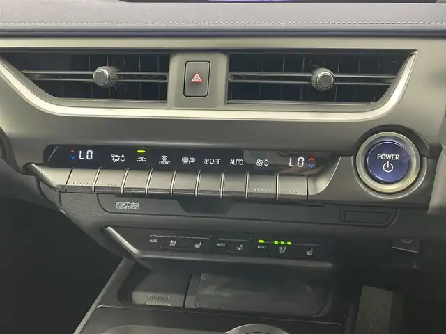 レクサス ＵＸ 300e バージョンC 愛知県 2021(令3)年 1.2万km ソニッククォーツ レクサスセーフティセンス/　　・プリクラッシュセーフティ/　　・レーントレーシングアシスト/　　・レーンディバーチャーアラート/　　・レーダークルーズコントロール/　　・オートマチックハイビーム/　　・ロードサインアシスト/パノラミックビューモニター/ブラインドスポットモニター/純正12.3インチナビ/　　・CD/DVD/BT/フルセグ/マークレビンソンプレミアムサラウンド/ドライブレコーダー/ビルトインETC2.0/革巻きステアリング/ステアリングリモコン/パドルシフト/ステアリングヒーター/パワーシート（前席）/シートヒーター（全席）/ベンチレーション（前席）/AC100V/パワーバックドア/純正LEDヘッドライト/フォグランプ/純正18インチアルミホイール/充電ケーブル有