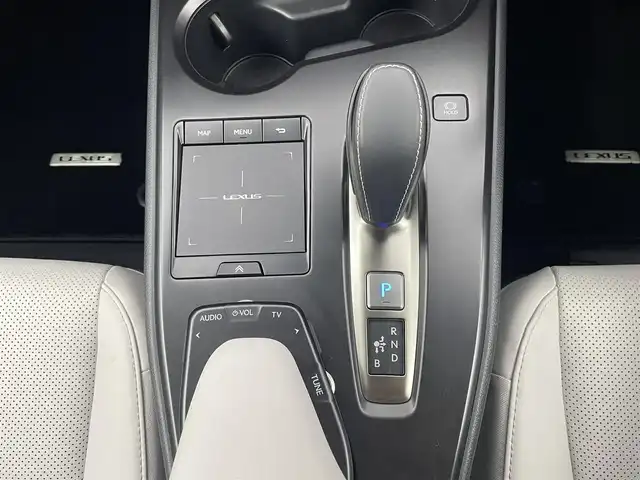レクサス ＵＸ 300e バージョンC 愛知県 2021(令3)年 1.2万km ソニッククォーツ レクサスセーフティセンス/　　・プリクラッシュセーフティ/　　・レーントレーシングアシスト/　　・レーンディバーチャーアラート/　　・レーダークルーズコントロール/　　・オートマチックハイビーム/　　・ロードサインアシスト/パノラミックビューモニター/ブラインドスポットモニター/純正12.3インチナビ/　　・CD/DVD/BT/フルセグ/マークレビンソンプレミアムサラウンド/ドライブレコーダー/ビルトインETC2.0/革巻きステアリング/ステアリングリモコン/パドルシフト/ステアリングヒーター/パワーシート（前席）/シートヒーター（全席）/ベンチレーション（前席）/AC100V/パワーバックドア/純正LEDヘッドライト/フォグランプ/純正18インチアルミホイール/充電ケーブル有