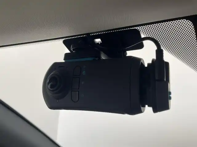 レクサス ＵＸ 300e バージョンC 愛知県 2021(令3)年 1.2万km ソニッククォーツ レクサスセーフティセンス/　　・プリクラッシュセーフティ/　　・レーントレーシングアシスト/　　・レーンディバーチャーアラート/　　・レーダークルーズコントロール/　　・オートマチックハイビーム/　　・ロードサインアシスト/パノラミックビューモニター/ブラインドスポットモニター/純正12.3インチナビ/　　・CD/DVD/BT/フルセグ/マークレビンソンプレミアムサラウンド/ドライブレコーダー/ビルトインETC2.0/革巻きステアリング/ステアリングリモコン/パドルシフト/ステアリングヒーター/パワーシート（前席）/シートヒーター（全席）/ベンチレーション（前席）/AC100V/パワーバックドア/純正LEDヘッドライト/フォグランプ/純正18インチアルミホイール/充電ケーブル有