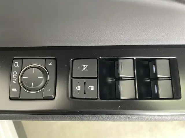 レクサス ＵＸ 300e バージョンC 愛知県 2021(令3)年 1.2万km ソニッククォーツ レクサスセーフティセンス/　　・プリクラッシュセーフティ/　　・レーントレーシングアシスト/　　・レーンディバーチャーアラート/　　・レーダークルーズコントロール/　　・オートマチックハイビーム/　　・ロードサインアシスト/パノラミックビューモニター/ブラインドスポットモニター/純正12.3インチナビ/　　・CD/DVD/BT/フルセグ/マークレビンソンプレミアムサラウンド/ドライブレコーダー/ビルトインETC2.0/革巻きステアリング/ステアリングリモコン/パドルシフト/ステアリングヒーター/パワーシート（前席）/シートヒーター（全席）/ベンチレーション（前席）/AC100V/パワーバックドア/純正LEDヘッドライト/フォグランプ/純正18インチアルミホイール/充電ケーブル有