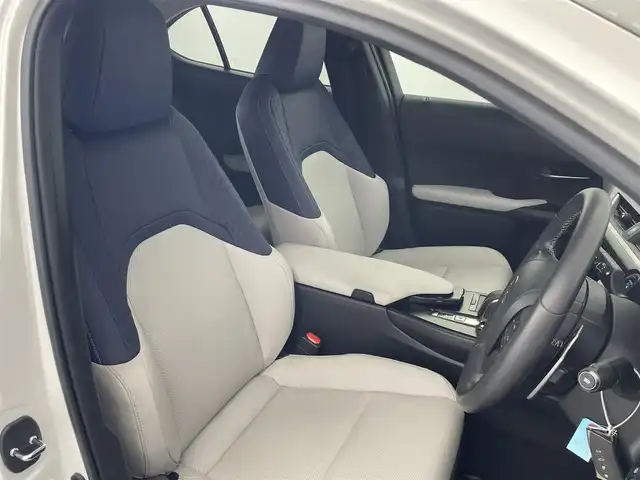 レクサス ＵＸ 300e バージョンC 愛知県 2021(令3)年 1.2万km ソニッククォーツ レクサスセーフティセンス/　　・プリクラッシュセーフティ/　　・レーントレーシングアシスト/　　・レーンディバーチャーアラート/　　・レーダークルーズコントロール/　　・オートマチックハイビーム/　　・ロードサインアシスト/パノラミックビューモニター/ブラインドスポットモニター/純正12.3インチナビ/　　・CD/DVD/BT/フルセグ/マークレビンソンプレミアムサラウンド/ドライブレコーダー/ビルトインETC2.0/革巻きステアリング/ステアリングリモコン/パドルシフト/ステアリングヒーター/パワーシート（前席）/シートヒーター（全席）/ベンチレーション（前席）/AC100V/パワーバックドア/純正LEDヘッドライト/フォグランプ/純正18インチアルミホイール/充電ケーブル有