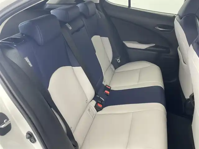 レクサス ＵＸ 300e バージョンC 愛知県 2021(令3)年 1.2万km ソニッククォーツ レクサスセーフティセンス/　　・プリクラッシュセーフティ/　　・レーントレーシングアシスト/　　・レーンディバーチャーアラート/　　・レーダークルーズコントロール/　　・オートマチックハイビーム/　　・ロードサインアシスト/パノラミックビューモニター/ブラインドスポットモニター/純正12.3インチナビ/　　・CD/DVD/BT/フルセグ/マークレビンソンプレミアムサラウンド/ドライブレコーダー/ビルトインETC2.0/革巻きステアリング/ステアリングリモコン/パドルシフト/ステアリングヒーター/パワーシート（前席）/シートヒーター（全席）/ベンチレーション（前席）/AC100V/パワーバックドア/純正LEDヘッドライト/フォグランプ/純正18インチアルミホイール/充電ケーブル有