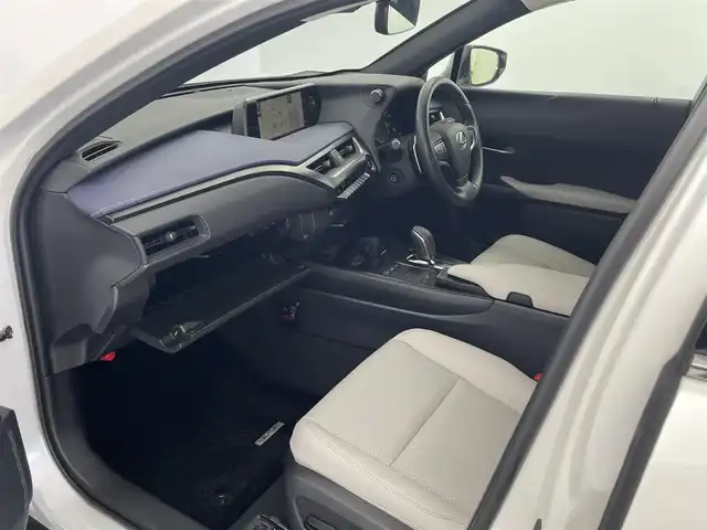 レクサス ＵＸ 300e バージョンC 愛知県 2021(令3)年 1.2万km ソニッククォーツ レクサスセーフティセンス/　　・プリクラッシュセーフティ/　　・レーントレーシングアシスト/　　・レーンディバーチャーアラート/　　・レーダークルーズコントロール/　　・オートマチックハイビーム/　　・ロードサインアシスト/パノラミックビューモニター/ブラインドスポットモニター/純正12.3インチナビ/　　・CD/DVD/BT/フルセグ/マークレビンソンプレミアムサラウンド/ドライブレコーダー/ビルトインETC2.0/革巻きステアリング/ステアリングリモコン/パドルシフト/ステアリングヒーター/パワーシート（前席）/シートヒーター（全席）/ベンチレーション（前席）/AC100V/パワーバックドア/純正LEDヘッドライト/フォグランプ/純正18インチアルミホイール/充電ケーブル有