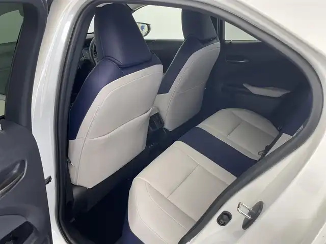 レクサス ＵＸ 300e バージョンC 愛知県 2021(令3)年 1.2万km ソニッククォーツ レクサスセーフティセンス/　　・プリクラッシュセーフティ/　　・レーントレーシングアシスト/　　・レーンディバーチャーアラート/　　・レーダークルーズコントロール/　　・オートマチックハイビーム/　　・ロードサインアシスト/パノラミックビューモニター/ブラインドスポットモニター/純正12.3インチナビ/　　・CD/DVD/BT/フルセグ/マークレビンソンプレミアムサラウンド/ドライブレコーダー/ビルトインETC2.0/革巻きステアリング/ステアリングリモコン/パドルシフト/ステアリングヒーター/パワーシート（前席）/シートヒーター（全席）/ベンチレーション（前席）/AC100V/パワーバックドア/純正LEDヘッドライト/フォグランプ/純正18インチアルミホイール/充電ケーブル有