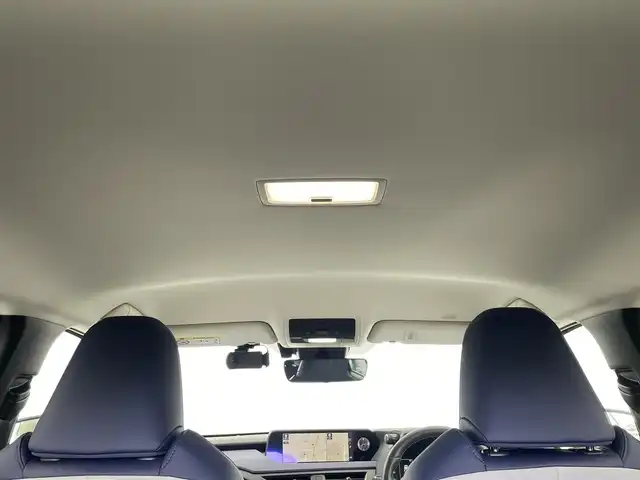 レクサス ＵＸ 300e バージョンC 愛知県 2021(令3)年 1.2万km ソニッククォーツ レクサスセーフティセンス/　　・プリクラッシュセーフティ/　　・レーントレーシングアシスト/　　・レーンディバーチャーアラート/　　・レーダークルーズコントロール/　　・オートマチックハイビーム/　　・ロードサインアシスト/パノラミックビューモニター/ブラインドスポットモニター/純正12.3インチナビ/　　・CD/DVD/BT/フルセグ/マークレビンソンプレミアムサラウンド/ドライブレコーダー/ビルトインETC2.0/革巻きステアリング/ステアリングリモコン/パドルシフト/ステアリングヒーター/パワーシート（前席）/シートヒーター（全席）/ベンチレーション（前席）/AC100V/パワーバックドア/純正LEDヘッドライト/フォグランプ/純正18インチアルミホイール/充電ケーブル有
