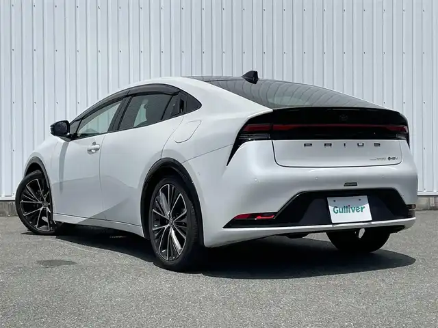 トヨタ プリウス Z 福岡県 2023(令5)年 2.3万km プラチナホワイトパールマイカ トヨタセーフティセンス/PCS/LDA/クリアランスソナー/BSM/パノラマルーフ/純正１２．３インチディスプレイオーディオ/フルセグTV/BT/AM/FM/Miracast/全周囲カメラ/デジタルインナーミラー/黒革シート/D席シートメモリー/〃パワーシート/前席シートヒーター/〃シートベンチレーション/ステアリングヒーター/パワーバックドア/レーダークルーズコントロール/パーキングアシスト/スマートキー/プッシュスタート/ビルトインETC2.0/ワイヤレス充電/電動パーキング/ブレーキホールド/AC100V/純正19AW/LEDオートライト/オートハイビーム/フォグランプ