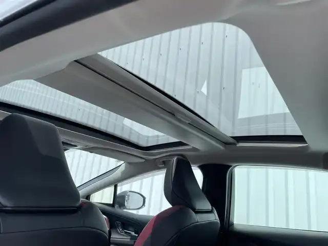 トヨタ プリウス Z 福岡県 2023(令5)年 2.3万km プラチナホワイトパールマイカ トヨタセーフティセンス/PCS/LDA/クリアランスソナー/BSM/パノラマルーフ/純正１２．３インチディスプレイオーディオ/フルセグTV/BT/AM/FM/Miracast/全周囲カメラ/デジタルインナーミラー/黒革シート/D席シートメモリー/〃パワーシート/前席シートヒーター/〃シートベンチレーション/ステアリングヒーター/パワーバックドア/レーダークルーズコントロール/パーキングアシスト/スマートキー/プッシュスタート/ビルトインETC2.0/ワイヤレス充電/電動パーキング/ブレーキホールド/AC100V/純正19AW/LEDオートライト/オートハイビーム/フォグランプ