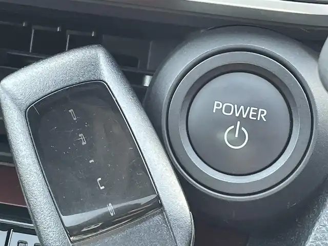 トヨタ プリウス Z 福岡県 2023(令5)年 2.3万km プラチナホワイトパールマイカ トヨタセーフティセンス/PCS/LDA/クリアランスソナー/BSM/パノラマルーフ/純正１２．３インチディスプレイオーディオ/フルセグTV/BT/AM/FM/Miracast/全周囲カメラ/デジタルインナーミラー/黒革シート/D席シートメモリー/〃パワーシート/前席シートヒーター/〃シートベンチレーション/ステアリングヒーター/パワーバックドア/レーダークルーズコントロール/パーキングアシスト/スマートキー/プッシュスタート/ビルトインETC2.0/ワイヤレス充電/電動パーキング/ブレーキホールド/AC100V/純正19AW/LEDオートライト/オートハイビーム/フォグランプ