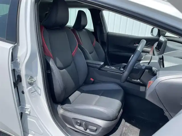 トヨタ プリウス Z 福岡県 2023(令5)年 2.3万km プラチナホワイトパールマイカ トヨタセーフティセンス/PCS/LDA/クリアランスソナー/BSM/パノラマルーフ/純正１２．３インチディスプレイオーディオ/フルセグTV/BT/AM/FM/Miracast/全周囲カメラ/デジタルインナーミラー/黒革シート/D席シートメモリー/〃パワーシート/前席シートヒーター/〃シートベンチレーション/ステアリングヒーター/パワーバックドア/レーダークルーズコントロール/パーキングアシスト/スマートキー/プッシュスタート/ビルトインETC2.0/ワイヤレス充電/電動パーキング/ブレーキホールド/AC100V/純正19AW/LEDオートライト/オートハイビーム/フォグランプ