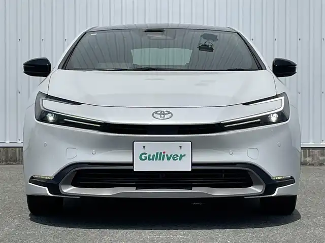トヨタ プリウス Z 福岡県 2023(令5)年 2.3万km プラチナホワイトパールマイカ トヨタセーフティセンス/PCS/LDA/クリアランスソナー/BSM/パノラマルーフ/純正１２．３インチディスプレイオーディオ/フルセグTV/BT/AM/FM/Miracast/全周囲カメラ/デジタルインナーミラー/黒革シート/D席シートメモリー/〃パワーシート/前席シートヒーター/〃シートベンチレーション/ステアリングヒーター/パワーバックドア/レーダークルーズコントロール/パーキングアシスト/スマートキー/プッシュスタート/ビルトインETC2.0/ワイヤレス充電/電動パーキング/ブレーキホールド/AC100V/純正19AW/LEDオートライト/オートハイビーム/フォグランプ