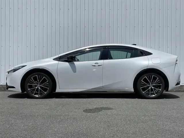 トヨタ プリウス Z 福岡県 2023(令5)年 2.3万km プラチナホワイトパールマイカ トヨタセーフティセンス/PCS/LDA/クリアランスソナー/BSM/パノラマルーフ/純正１２．３インチディスプレイオーディオ/フルセグTV/BT/AM/FM/Miracast/全周囲カメラ/デジタルインナーミラー/黒革シート/D席シートメモリー/〃パワーシート/前席シートヒーター/〃シートベンチレーション/ステアリングヒーター/パワーバックドア/レーダークルーズコントロール/パーキングアシスト/スマートキー/プッシュスタート/ビルトインETC2.0/ワイヤレス充電/電動パーキング/ブレーキホールド/AC100V/純正19AW/LEDオートライト/オートハイビーム/フォグランプ