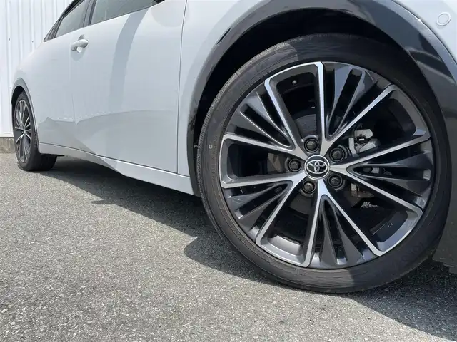 トヨタ プリウス Z 福岡県 2023(令5)年 2.3万km プラチナホワイトパールマイカ トヨタセーフティセンス/PCS/LDA/クリアランスソナー/BSM/パノラマルーフ/純正１２．３インチディスプレイオーディオ/フルセグTV/BT/AM/FM/Miracast/全周囲カメラ/デジタルインナーミラー/黒革シート/D席シートメモリー/〃パワーシート/前席シートヒーター/〃シートベンチレーション/ステアリングヒーター/パワーバックドア/レーダークルーズコントロール/パーキングアシスト/スマートキー/プッシュスタート/ビルトインETC2.0/ワイヤレス充電/電動パーキング/ブレーキホールド/AC100V/純正19AW/LEDオートライト/オートハイビーム/フォグランプ