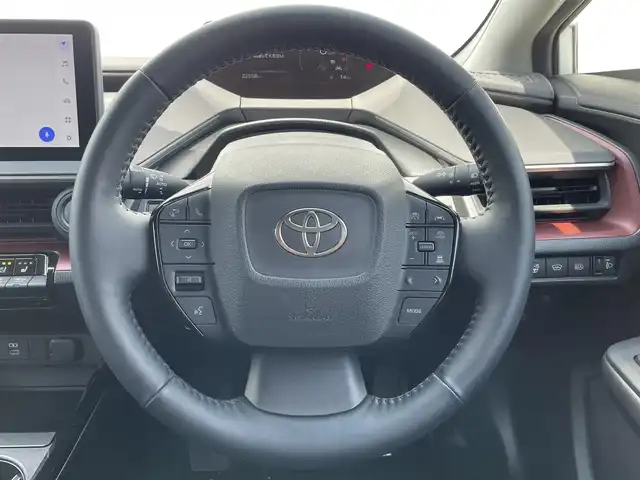 トヨタ プリウス Z 福岡県 2023(令5)年 2.3万km プラチナホワイトパールマイカ トヨタセーフティセンス/PCS/LDA/クリアランスソナー/BSM/パノラマルーフ/純正１２．３インチディスプレイオーディオ/フルセグTV/BT/AM/FM/Miracast/全周囲カメラ/デジタルインナーミラー/黒革シート/D席シートメモリー/〃パワーシート/前席シートヒーター/〃シートベンチレーション/ステアリングヒーター/パワーバックドア/レーダークルーズコントロール/パーキングアシスト/スマートキー/プッシュスタート/ビルトインETC2.0/ワイヤレス充電/電動パーキング/ブレーキホールド/AC100V/純正19AW/LEDオートライト/オートハイビーム/フォグランプ