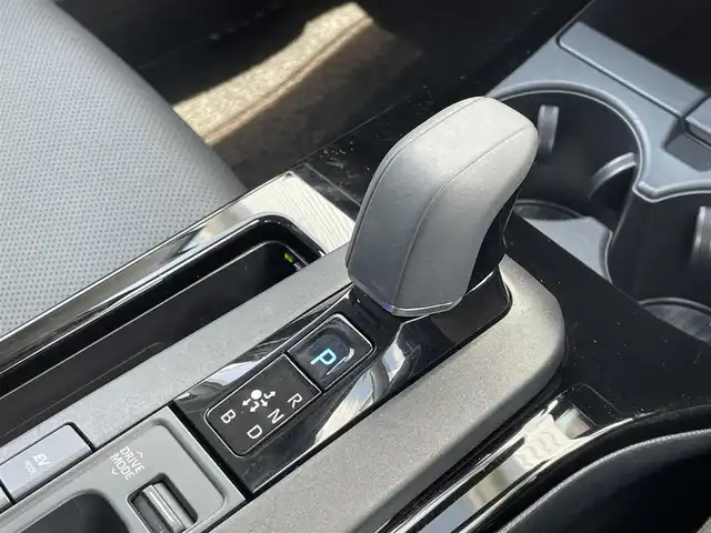トヨタ プリウス Z 福岡県 2023(令5)年 2.3万km プラチナホワイトパールマイカ トヨタセーフティセンス/PCS/LDA/クリアランスソナー/BSM/パノラマルーフ/純正１２．３インチディスプレイオーディオ/フルセグTV/BT/AM/FM/Miracast/全周囲カメラ/デジタルインナーミラー/黒革シート/D席シートメモリー/〃パワーシート/前席シートヒーター/〃シートベンチレーション/ステアリングヒーター/パワーバックドア/レーダークルーズコントロール/パーキングアシスト/スマートキー/プッシュスタート/ビルトインETC2.0/ワイヤレス充電/電動パーキング/ブレーキホールド/AC100V/純正19AW/LEDオートライト/オートハイビーム/フォグランプ