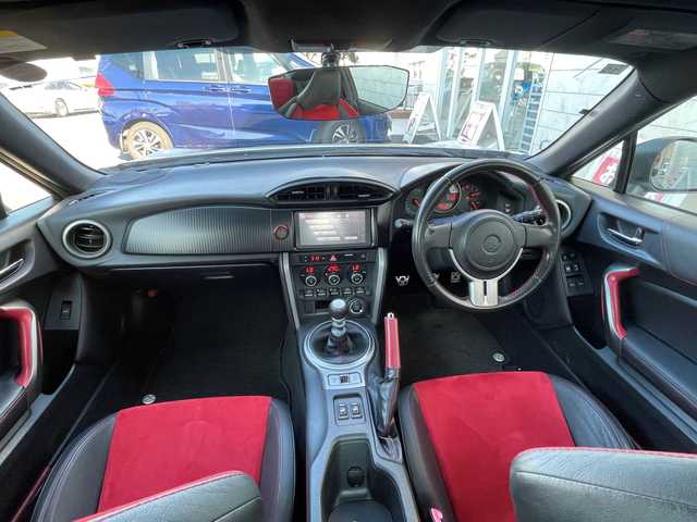 トヨタ ８６ GT リミテッド 群馬県 2012(平24)年 7.2万km サテンホワイトパール 6速MT/モデリスタエアロ/純正ナビ(NSCD-W61)/CD・DVD・SD/Bluetooth・ワンセグTV/バックカメラ/ETC/前席シートヒーター/横滑り防止装置/オートライト/純正アルミホイール/純正フロアマット/後期テールランプ/プッシュスタート/スマートキー