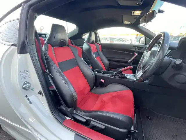 トヨタ ８６ GT リミテッド 群馬県 2012(平24)年 7.2万km サテンホワイトパール 6速MT/モデリスタエアロ/純正ナビ(NSCD-W61)/CD・DVD・SD/Bluetooth・ワンセグTV/バックカメラ/ETC/前席シートヒーター/横滑り防止装置/オートライト/純正アルミホイール/純正フロアマット/後期テールランプ/プッシュスタート/スマートキー