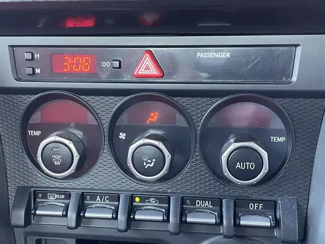 トヨタ ８６ GT リミテッド 群馬県 2012(平24)年 7.2万km サテンホワイトパール 6速MT/モデリスタエアロ/純正ナビ(NSCD-W61)/CD・DVD・SD/Bluetooth・ワンセグTV/バックカメラ/ETC/前席シートヒーター/横滑り防止装置/オートライト/純正アルミホイール/純正フロアマット/後期テールランプ/プッシュスタート/スマートキー