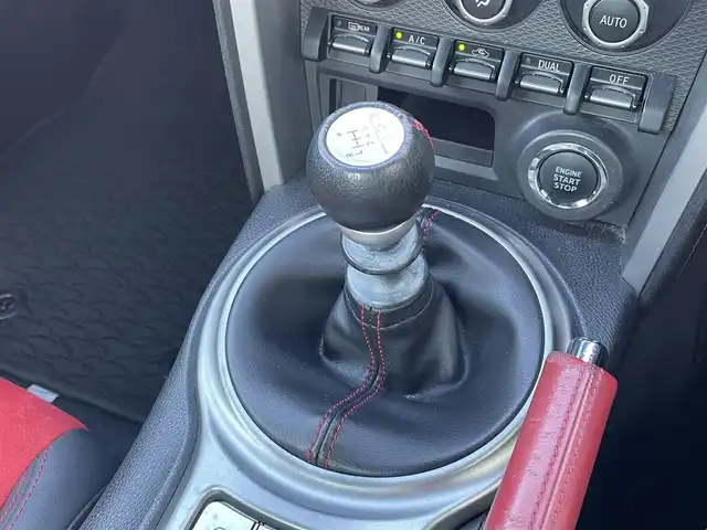 トヨタ ８６ GT リミテッド 群馬県 2012(平24)年 7.2万km サテンホワイトパール 6速MT/モデリスタエアロ/純正ナビ(NSCD-W61)/CD・DVD・SD/Bluetooth・ワンセグTV/バックカメラ/ETC/前席シートヒーター/横滑り防止装置/オートライト/純正アルミホイール/純正フロアマット/後期テールランプ/プッシュスタート/スマートキー