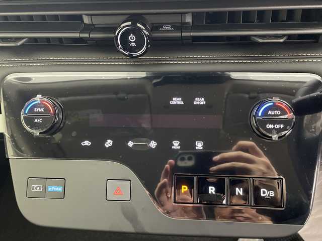 日産 セレナ e－パワー ハイウェイスター V 群馬県 2025(令7)年 0.1千km パールⅡ 登録未使用車　純正１２．３型ナビ　フルセグＴＶ　全周囲カメラ　ワイヤレス充電　アダプティブクルーズコントロール　ブラインドスポットモニター　両側電動スライドドア　デジタルインナーミラー　ＥＴＣ２．０