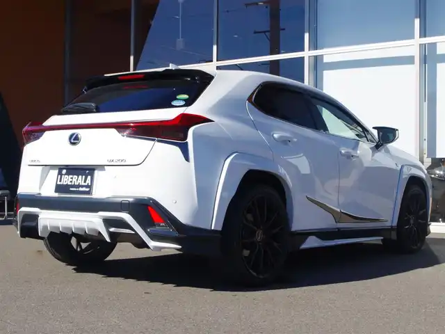 レクサス ＵＸ 200 Fスポーツ 岐阜県 2019(平31)年 4.7万km ホワイトノーヴァガラスフレーク TRDアンダーフルエアロ/TRDエアロフェンダー/TRDエアロダイナミクスミラーカバー/F SPORT専用スピンドルグリル/Lexus Safety System/プリクラッシュセーフティ/レーントレーシングアシスト/レーダークルーズコントロール/オートマチックハイビーム/LEDヘッドライト/LEDフォグライト、コーナーリングライト/ロードサインアシスト/先行車発進告知機能/アクティブサウンドコントロール/純正ナビゲーション/10.3インチワイドディスプレイ/地上デジタルTV/レクサスUXプレミアムサウンドシステム/Bluetooth/バックカメラ