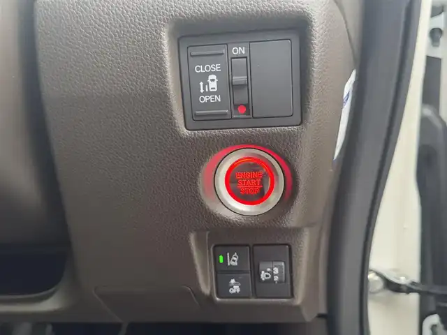 ホンダ Ｎ ＢＯＸ L 広島県 2023(令5)年 4.1万km プラチナホワイトパール ○走行距離：40154km（入庫時）/純正ディスプレイオーディオ（WX-211C）/・Bluetooth/・AM/FM/・ワンセグTV/・CD/Honda SENSING/・衝突軽減ブレーキ（CMBS）/・誤発進抑制機能/・歩行者事故低減ステアリング/・路外逸脱抑制機能/・渋滞追従機能付アダプティブクルーズコントロール（ACC）/・車線維持支援システム（LKAS）/・先行車発進お知らせ機能/・標識認識機能/・後方誤発進抑制機能/・オートハイビーム/バックカメラ/ETC