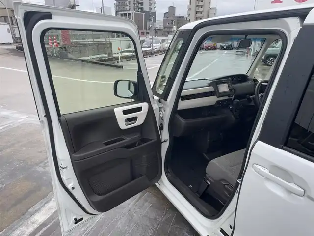 ホンダ Ｎ ＢＯＸ L 広島県 2023(令5)年 4.1万km プラチナホワイトパール ○走行距離：40154km（入庫時）/純正ディスプレイオーディオ（WX-211C）/・Bluetooth/・AM/FM/・ワンセグTV/・CD/Honda SENSING/・衝突軽減ブレーキ（CMBS）/・誤発進抑制機能/・歩行者事故低減ステアリング/・路外逸脱抑制機能/・渋滞追従機能付アダプティブクルーズコントロール（ACC）/・車線維持支援システム（LKAS）/・先行車発進お知らせ機能/・標識認識機能/・後方誤発進抑制機能/・オートハイビーム/バックカメラ/ETC