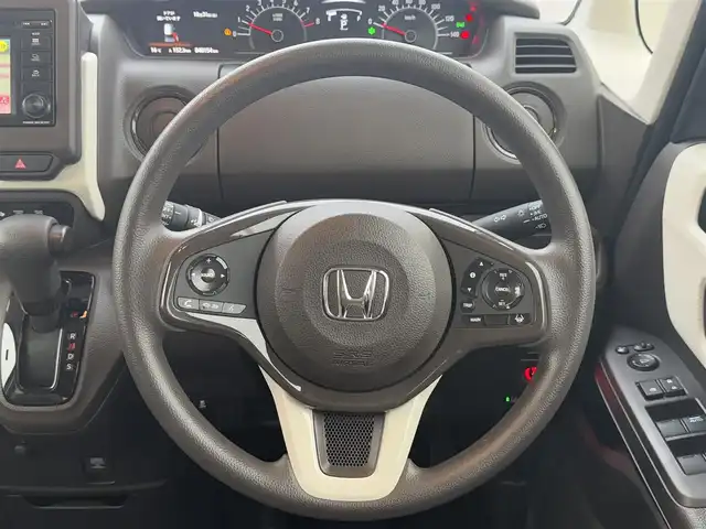 ホンダ Ｎ ＢＯＸ L 広島県 2023(令5)年 4.1万km プラチナホワイトパール ○走行距離：40154km（入庫時）/純正ディスプレイオーディオ（WX-211C）/・Bluetooth/・AM/FM/・ワンセグTV/・CD/Honda SENSING/・衝突軽減ブレーキ（CMBS）/・誤発進抑制機能/・歩行者事故低減ステアリング/・路外逸脱抑制機能/・渋滞追従機能付アダプティブクルーズコントロール（ACC）/・車線維持支援システム（LKAS）/・先行車発進お知らせ機能/・標識認識機能/・後方誤発進抑制機能/・オートハイビーム/バックカメラ/ETC