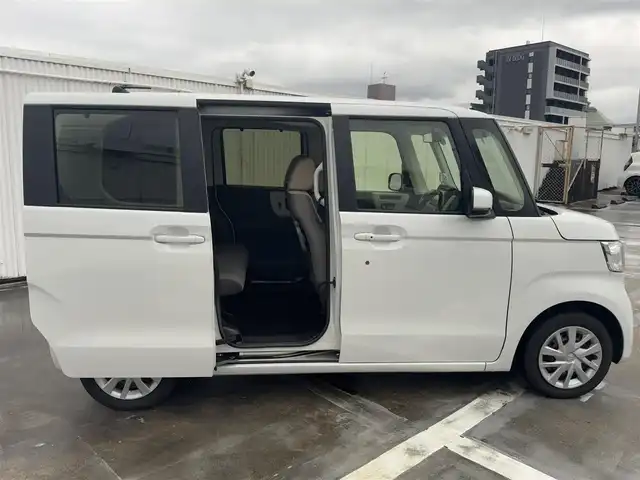 ホンダ Ｎ ＢＯＸ L 広島県 2023(令5)年 4.1万km プラチナホワイトパール ○走行距離：40154km（入庫時）/純正ディスプレイオーディオ（WX-211C）/・Bluetooth/・AM/FM/・ワンセグTV/・CD/Honda SENSING/・衝突軽減ブレーキ（CMBS）/・誤発進抑制機能/・歩行者事故低減ステアリング/・路外逸脱抑制機能/・渋滞追従機能付アダプティブクルーズコントロール（ACC）/・車線維持支援システム（LKAS）/・先行車発進お知らせ機能/・標識認識機能/・後方誤発進抑制機能/・オートハイビーム/バックカメラ/ETC