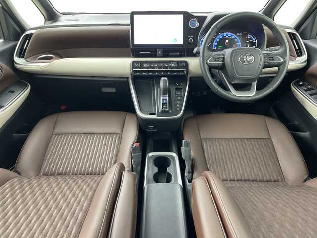 トヨタ ノア ハイブリッド Z 道央・札幌 2022(令4)年 0.4万km ホワイトパールクリスタルシャイン ・４ＷＤ/・純正１０．５インチディスプレイオーディオ＆ナビ＆ＴＶ＆ＢＴ＆ＤＶＤ＆ＣＤ＆ＨＤＭＩ＆ＡｐｐｌｅＣａｒＰｌａｙ＆ＡｎｄｒｏｉｄＡｕｔｏ/・全方向カメラ/・ＴＳＳ/・アダプティブクルーズコントロール/・横滑り防止装置/・レーンキープアシスト/・パーキングアシスト/・両側パワースライドドア/・パワーバックドア/・ハーフレザーシート/・前席シートヒーター/・オートライト/・オートマチックハイビーム/・ＬＥＤヘッドライト＆フォグ/・ステアリングヒーター/・ドアミラーヒーター/・電動パーキングブレーキ/・ブレーキホールド/・社外前後ドライブレコーダー/・純正ビルトインＥＴＣ