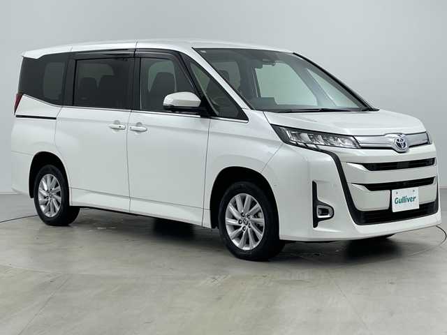 トヨタ ノア ハイブリッド Z 道央・札幌 2022(令4)年 0.4万km ホワイトパールクリスタルシャイン ・４ＷＤ/・純正１０．５インチディスプレイオーディオ＆ナビ＆ＴＶ＆ＢＴ＆ＤＶＤ＆ＣＤ＆ＨＤＭＩ＆ＡｐｐｌｅＣａｒＰｌａｙ＆ＡｎｄｒｏｉｄＡｕｔｏ/・全方向カメラ/・ＴＳＳ/・アダプティブクルーズコントロール/・横滑り防止装置/・レーンキープアシスト/・パーキングアシスト/・両側パワースライドドア/・パワーバックドア/・ハーフレザーシート/・前席シートヒーター/・オートライト/・オートマチックハイビーム/・ＬＥＤヘッドライト＆フォグ/・ステアリングヒーター/・ドアミラーヒーター/・電動パーキングブレーキ/・ブレーキホールド/・社外前後ドライブレコーダー/・純正ビルトインＥＴＣ
