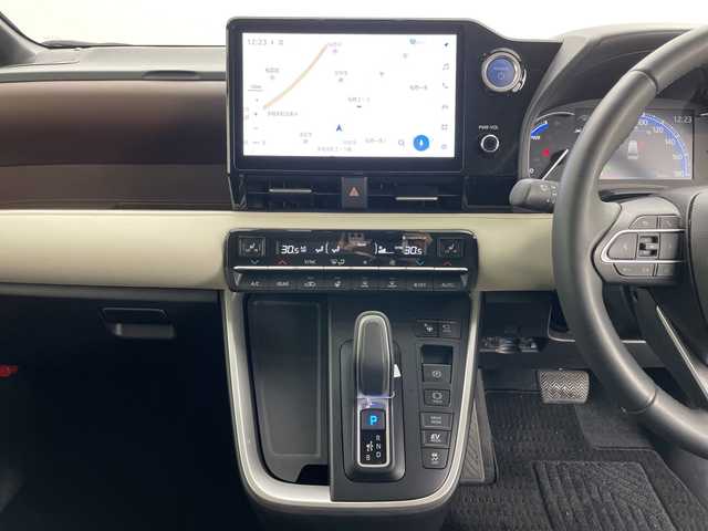 トヨタ ノア ハイブリッド Z 道央・札幌 2022(令4)年 0.4万km ホワイトパールクリスタルシャイン ・４ＷＤ/・純正１０．５インチディスプレイオーディオ＆ナビ＆ＴＶ＆ＢＴ＆ＤＶＤ＆ＣＤ＆ＨＤＭＩ＆ＡｐｐｌｅＣａｒＰｌａｙ＆ＡｎｄｒｏｉｄＡｕｔｏ/・全方向カメラ/・ＴＳＳ/・アダプティブクルーズコントロール/・横滑り防止装置/・レーンキープアシスト/・パーキングアシスト/・両側パワースライドドア/・パワーバックドア/・ハーフレザーシート/・前席シートヒーター/・オートライト/・オートマチックハイビーム/・ＬＥＤヘッドライト＆フォグ/・ステアリングヒーター/・ドアミラーヒーター/・電動パーキングブレーキ/・ブレーキホールド/・社外前後ドライブレコーダー/・純正ビルトインＥＴＣ