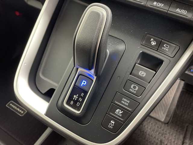 トヨタ ノア ハイブリッド Z 道央・札幌 2022(令4)年 0.4万km ホワイトパールクリスタルシャイン ・４ＷＤ/・純正１０．５インチディスプレイオーディオ＆ナビ＆ＴＶ＆ＢＴ＆ＤＶＤ＆ＣＤ＆ＨＤＭＩ＆ＡｐｐｌｅＣａｒＰｌａｙ＆ＡｎｄｒｏｉｄＡｕｔｏ/・全方向カメラ/・ＴＳＳ/・アダプティブクルーズコントロール/・横滑り防止装置/・レーンキープアシスト/・パーキングアシスト/・両側パワースライドドア/・パワーバックドア/・ハーフレザーシート/・前席シートヒーター/・オートライト/・オートマチックハイビーム/・ＬＥＤヘッドライト＆フォグ/・ステアリングヒーター/・ドアミラーヒーター/・電動パーキングブレーキ/・ブレーキホールド/・社外前後ドライブレコーダー/・純正ビルトインＥＴＣ