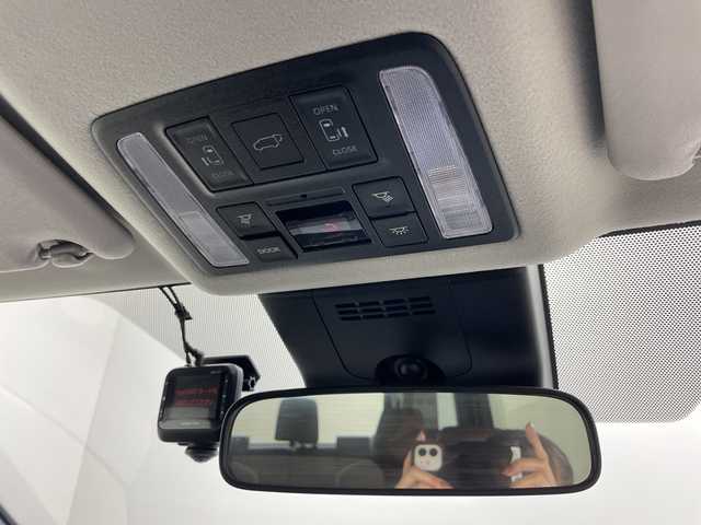 トヨタ ノア ハイブリッド Z 道央・札幌 2022(令4)年 0.4万km ホワイトパールクリスタルシャイン ・４ＷＤ/・純正１０．５インチディスプレイオーディオ＆ナビ＆ＴＶ＆ＢＴ＆ＤＶＤ＆ＣＤ＆ＨＤＭＩ＆ＡｐｐｌｅＣａｒＰｌａｙ＆ＡｎｄｒｏｉｄＡｕｔｏ/・全方向カメラ/・ＴＳＳ/・アダプティブクルーズコントロール/・横滑り防止装置/・レーンキープアシスト/・パーキングアシスト/・両側パワースライドドア/・パワーバックドア/・ハーフレザーシート/・前席シートヒーター/・オートライト/・オートマチックハイビーム/・ＬＥＤヘッドライト＆フォグ/・ステアリングヒーター/・ドアミラーヒーター/・電動パーキングブレーキ/・ブレーキホールド/・社外前後ドライブレコーダー/・純正ビルトインＥＴＣ