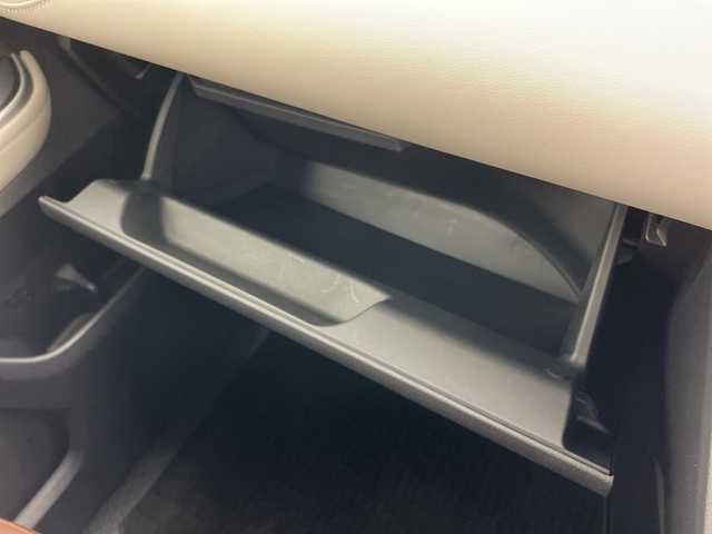 トヨタ ノア ハイブリッド Z 道央・札幌 2022(令4)年 0.4万km ホワイトパールクリスタルシャイン ・４ＷＤ/・純正１０．５インチディスプレイオーディオ＆ナビ＆ＴＶ＆ＢＴ＆ＤＶＤ＆ＣＤ＆ＨＤＭＩ＆ＡｐｐｌｅＣａｒＰｌａｙ＆ＡｎｄｒｏｉｄＡｕｔｏ/・全方向カメラ/・ＴＳＳ/・アダプティブクルーズコントロール/・横滑り防止装置/・レーンキープアシスト/・パーキングアシスト/・両側パワースライドドア/・パワーバックドア/・ハーフレザーシート/・前席シートヒーター/・オートライト/・オートマチックハイビーム/・ＬＥＤヘッドライト＆フォグ/・ステアリングヒーター/・ドアミラーヒーター/・電動パーキングブレーキ/・ブレーキホールド/・社外前後ドライブレコーダー/・純正ビルトインＥＴＣ