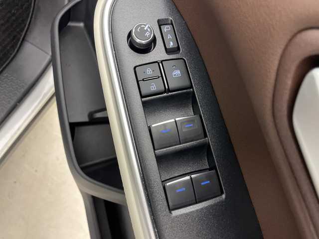 トヨタ ノア ハイブリッド Z 道央・札幌 2022(令4)年 0.4万km ホワイトパールクリスタルシャイン ・４ＷＤ/・純正１０．５インチディスプレイオーディオ＆ナビ＆ＴＶ＆ＢＴ＆ＤＶＤ＆ＣＤ＆ＨＤＭＩ＆ＡｐｐｌｅＣａｒＰｌａｙ＆ＡｎｄｒｏｉｄＡｕｔｏ/・全方向カメラ/・ＴＳＳ/・アダプティブクルーズコントロール/・横滑り防止装置/・レーンキープアシスト/・パーキングアシスト/・両側パワースライドドア/・パワーバックドア/・ハーフレザーシート/・前席シートヒーター/・オートライト/・オートマチックハイビーム/・ＬＥＤヘッドライト＆フォグ/・ステアリングヒーター/・ドアミラーヒーター/・電動パーキングブレーキ/・ブレーキホールド/・社外前後ドライブレコーダー/・純正ビルトインＥＴＣ