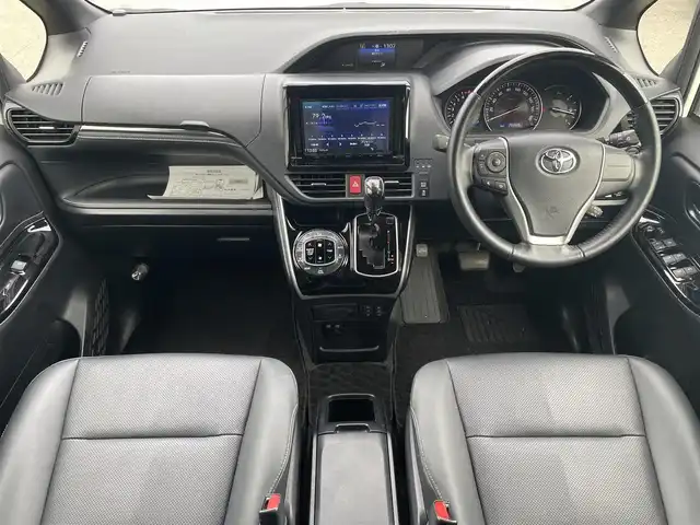 トヨタ エスクァイア Gi 静岡県 2019(令1)年 2.7万km ホワイトパールクリスタルシャイン 社外8インチメモリナビ（AM/FM/CD/DVD）/フルセグTV/Bluetooth接続/トヨタセーフティセンス/レーンキープアシスト/プリクラッシュセーフティ/オートマチックハイビーム/LEDヘッドライト/クルーズコントロール/バックカメラ/アイドリングストップ/両側パワースライドドア/レザーシート/ビルトインETC/前後ドライブレコーダー/レザーシート/前席シートヒーター/純正15インチアルミホイール/横滑り防止装置/純正フロアマット/取扱説明書