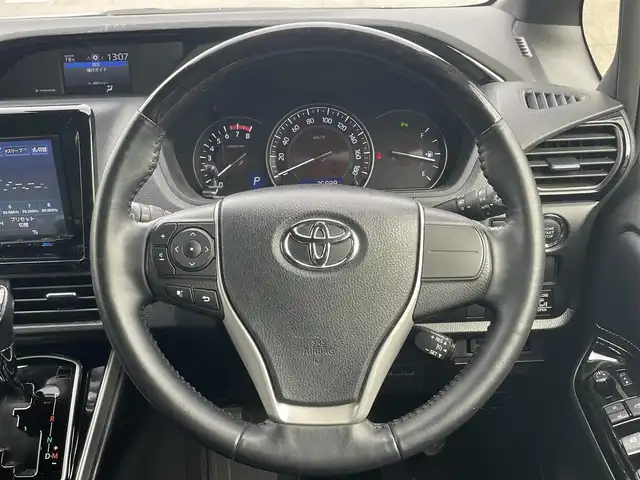 トヨタ エスクァイア Gi 静岡県 2019(令1)年 2.7万km ホワイトパールクリスタルシャイン 社外8インチメモリナビ（AM/FM/CD/DVD）/フルセグTV/Bluetooth接続/トヨタセーフティセンス/レーンキープアシスト/プリクラッシュセーフティ/オートマチックハイビーム/LEDヘッドライト/クルーズコントロール/バックカメラ/アイドリングストップ/両側パワースライドドア/レザーシート/ビルトインETC/前後ドライブレコーダー/レザーシート/前席シートヒーター/純正15インチアルミホイール/横滑り防止装置/純正フロアマット/取扱説明書