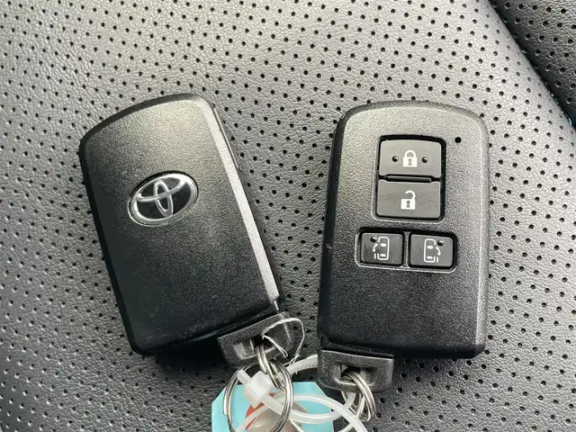 トヨタ エスクァイア Gi 静岡県 2019(令1)年 2.7万km ホワイトパールクリスタルシャイン 社外8インチメモリナビ（AM/FM/CD/DVD）/フルセグTV/Bluetooth接続/トヨタセーフティセンス/レーンキープアシスト/プリクラッシュセーフティ/オートマチックハイビーム/LEDヘッドライト/クルーズコントロール/バックカメラ/アイドリングストップ/両側パワースライドドア/レザーシート/ビルトインETC/前後ドライブレコーダー/レザーシート/前席シートヒーター/純正15インチアルミホイール/横滑り防止装置/純正フロアマット/取扱説明書