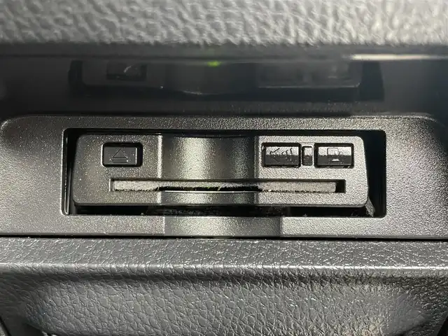 トヨタ エスクァイア Gi 静岡県 2019(令1)年 2.7万km ホワイトパールクリスタルシャイン 社外8インチメモリナビ（AM/FM/CD/DVD）/フルセグTV/Bluetooth接続/トヨタセーフティセンス/レーンキープアシスト/プリクラッシュセーフティ/オートマチックハイビーム/LEDヘッドライト/クルーズコントロール/バックカメラ/アイドリングストップ/両側パワースライドドア/レザーシート/ビルトインETC/前後ドライブレコーダー/レザーシート/前席シートヒーター/純正15インチアルミホイール/横滑り防止装置/純正フロアマット/取扱説明書