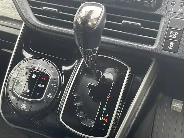 トヨタ エスクァイア Gi 静岡県 2019(令1)年 2.7万km ホワイトパールクリスタルシャイン 社外8インチメモリナビ（AM/FM/CD/DVD）/フルセグTV/Bluetooth接続/トヨタセーフティセンス/レーンキープアシスト/プリクラッシュセーフティ/オートマチックハイビーム/LEDヘッドライト/クルーズコントロール/バックカメラ/アイドリングストップ/両側パワースライドドア/レザーシート/ビルトインETC/前後ドライブレコーダー/レザーシート/前席シートヒーター/純正15インチアルミホイール/横滑り防止装置/純正フロアマット/取扱説明書