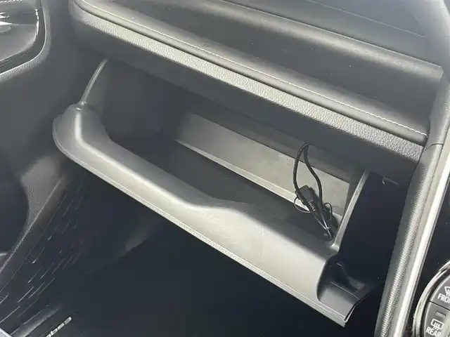 トヨタ エスクァイア Gi 静岡県 2019(令1)年 2.7万km ホワイトパールクリスタルシャイン 社外8インチメモリナビ（AM/FM/CD/DVD）/フルセグTV/Bluetooth接続/トヨタセーフティセンス/レーンキープアシスト/プリクラッシュセーフティ/オートマチックハイビーム/LEDヘッドライト/クルーズコントロール/バックカメラ/アイドリングストップ/両側パワースライドドア/レザーシート/ビルトインETC/前後ドライブレコーダー/レザーシート/前席シートヒーター/純正15インチアルミホイール/横滑り防止装置/純正フロアマット/取扱説明書