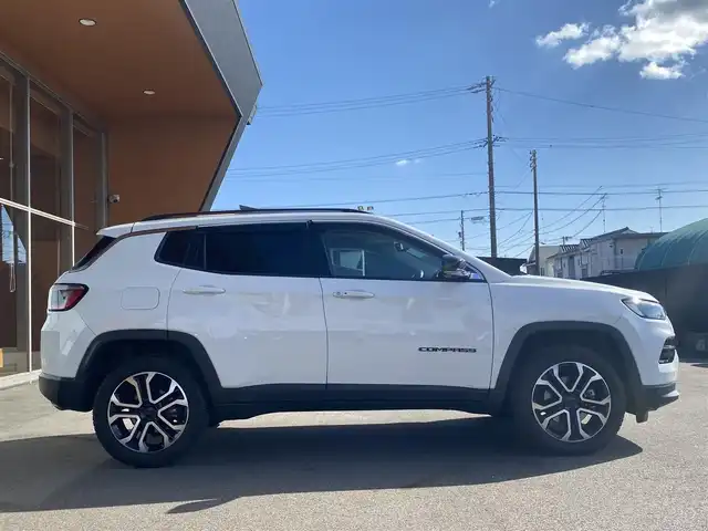 クライスラー・ジープ ジープ コンパス リミテッド 岐阜県 2021(令3)年 1.2万km パール オーディオナビゲーションシステム/　フルセグTV Bluetooth USB/　AppleCarPlay　Android Auto/アダプティブ クルーズ コントロール STOP GO機能付/LaneSense 車線逸脱警報プラス/前面衝突警報 クラッシュミティゲーション付/ブラインドスポットモニター リアクロスパスディテクション/ParkSenseフロント リアパークアシスト/ParkSense縦列 並列パークアシスト/Parkview リアバックアップカメラ/サラウンドビューカメラ/パワーバックドア/ブラックルーフレール