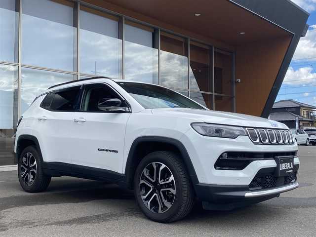 クライスラー・ジープ ジープ コンパス リミテッド 岐阜県 2021(令3)年 1.2万km パール オーディオナビゲーションシステム/　フルセグTV Bluetooth USB/　AppleCarPlay　Android Auto/アダプティブ クルーズ コントロール STOP GO機能付/LaneSense 車線逸脱警報プラス/前面衝突警報 クラッシュミティゲーション付/ブラインドスポットモニター リアクロスパスディテクション/ParkSenseフロント リアパークアシスト/ParkSense縦列 並列パークアシスト/Parkview リアバックアップカメラ/サラウンドビューカメラ/パワーバックドア/ブラックルーフレール