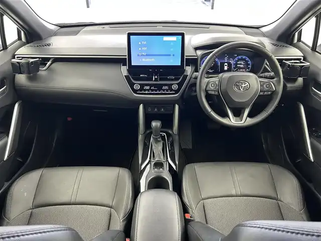 トヨタ カローラ クロス ハイブリッド Z 奈良県 2025(令7)年 1万km プラチナホワイトパールマイカ ・トヨタセーフティセンス/・プリクラッシュセーフティー/・レーンディーパーチャーアラート/・レーダークルーズコントロール/・レーンキープアシスト/・オートマチックハイビーム/・ロードサインアシスト/・先行車発進告知機能/寒冷地仕様/純正ディスプレイオーディオ１０．５インチ/・フルセグTV/Bluetooth/applecarplay//androidauto/miracast/HDMI /バックカメラ　/パワーシート/・ハーフレザーシート/・シートヒーター/ステアリングヒーター/電動リアゲート/SOSコール/純正フロアマット/LEDヘッドライト/・レベライザー有