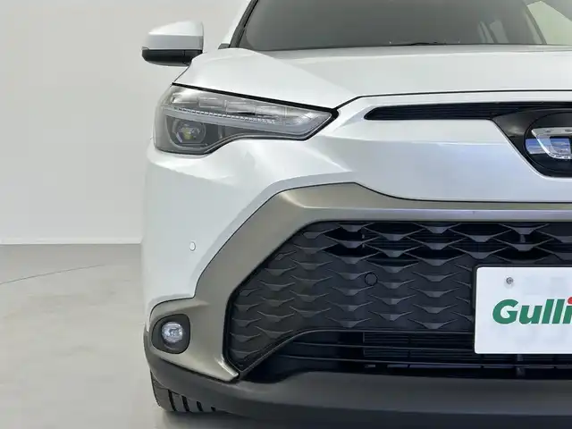 トヨタ カローラ クロス ハイブリッド Z 奈良県 2025(令7)年 1万km プラチナホワイトパールマイカ ・トヨタセーフティセンス/・プリクラッシュセーフティー/・レーンディーパーチャーアラート/・レーダークルーズコントロール/・レーンキープアシスト/・オートマチックハイビーム/・ロードサインアシスト/・先行車発進告知機能/寒冷地仕様/純正ディスプレイオーディオ１０．５インチ/・フルセグTV/Bluetooth/applecarplay//androidauto/miracast/HDMI /バックカメラ　/パワーシート/・ハーフレザーシート/・シートヒーター/ステアリングヒーター/電動リアゲート/SOSコール/純正フロアマット/LEDヘッドライト/・レベライザー有